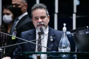 Depoimento de Elcio Franco estava originalmente marcado para 27 de maio, mas foi remarcado após ele contrair a Covid