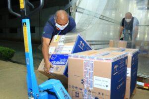 Covid-19: novo lote de vacinas da Pfizer chega ao Brasil Goiás recebeu 74.880 vacinas da Pfizer, na madrugada desta sexta (25). Os imunizantes contra serão destinados a 23 cidades. (Foto: divulgação)