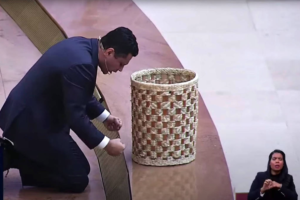 Bispo da Universal e genro de Edir Macedo, Renato Cardoso pede entrega de contribuições em cesto no púlpito do Templo de Salamão, da Universal - Reprodução/Igreja Universal no YouTube