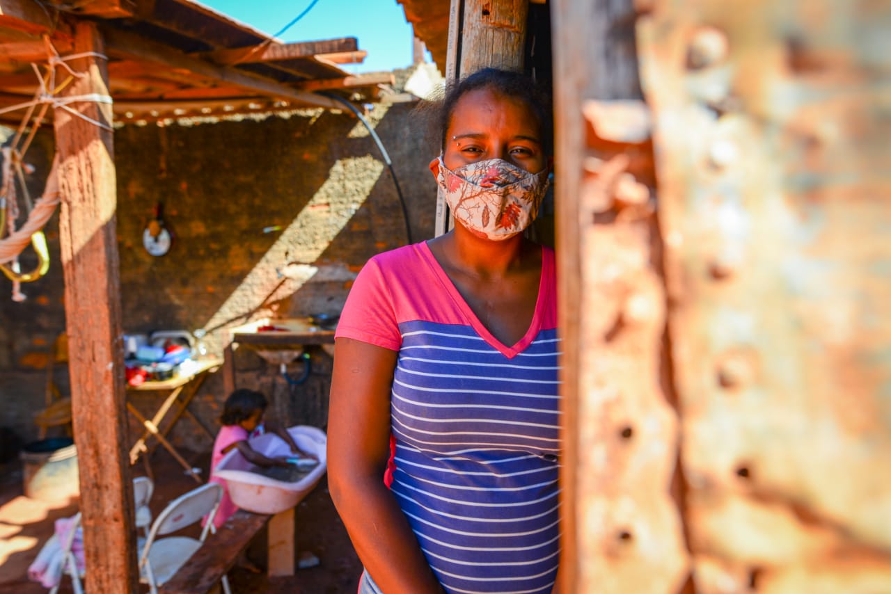 Vanessa Pereira e seus 4 filhos sobrevivem em um barraco improvisado com menos de R$ 20 por dia (Foto: Jucimar de Sousa/MaisGoiás)