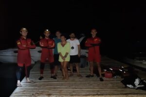 Cinco pessoas foram resgatadas com sinais de início de hipotermia depois que a lancha em que estavam desapareceu no Lago Azul, em Três Ranchos. (Foto: divulgação/Corpo de Bombeiros)