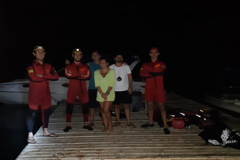 Cinco pessoas foram resgatadas com sinais de início de hipotermia depois que a lancha em que estavam desapareceu no Lago Azul, em Três Ranchos. (Foto: divulgação/Corpo de Bombeiros)