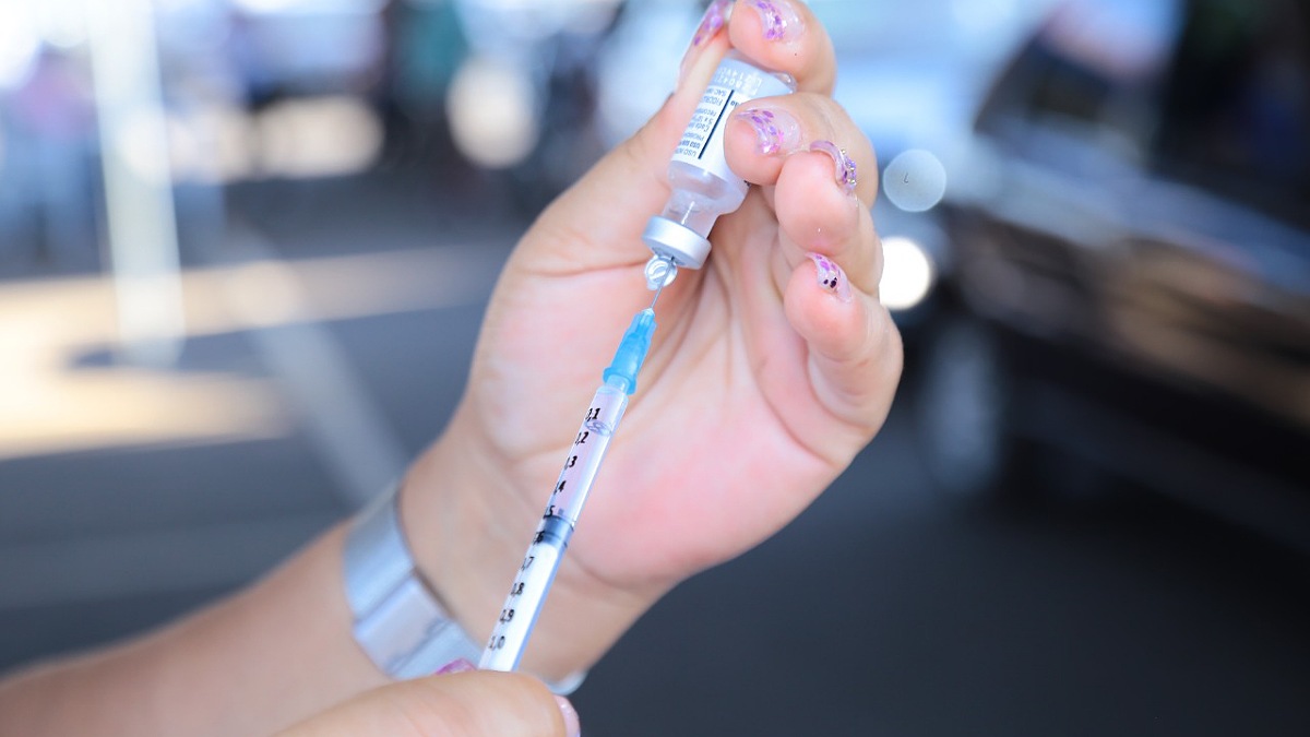 Terceira dose da AstraZeneca aumenta proteção contra Ômicron, diz estudo