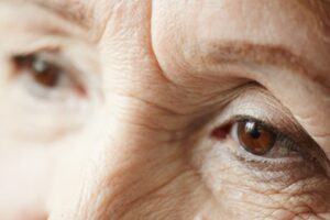 Homem é preso suspeito de agredir a mãe de 76 anos, em Anápolis - Um homem de 37 anos foi preso suspeito de agredir a própria mãe, uma idosa de 76 anos, em Anápolis, na última quinta-feira (24). O delegado responsável pela investigação, Manoel Vanderic, revelou que o investigado deu chutes, beliscões e socos na vítima. Além de enforcá-la e arrastá-la pelo chão da casa.