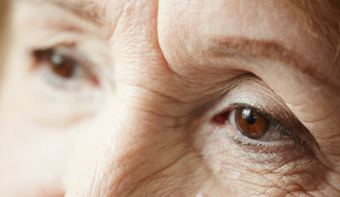 Homem é preso suspeito de agredir a mãe de 76 anos, em Anápolis - Um homem de 37 anos foi preso suspeito de agredir a própria mãe, uma idosa de 76 anos, em Anápolis, na última quinta-feira (24). O delegado responsável pela investigação, Manoel Vanderic, revelou que o investigado deu chutes, beliscões e socos na vítima. Além de enforcá-la e arrastá-la pelo chão da casa.