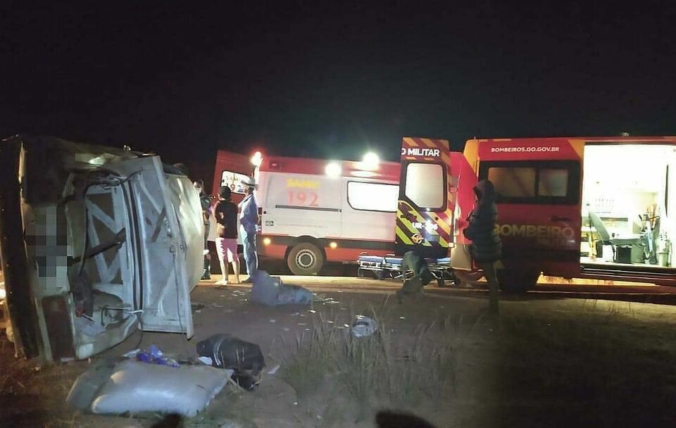 O motorista de um carro morreu depois que o veículo que ele dirigia capotou na GO-116, em Formosa, na região do Entorno do Distrito Federal. (Foto: divulgação/Corpo de Bombeiros)