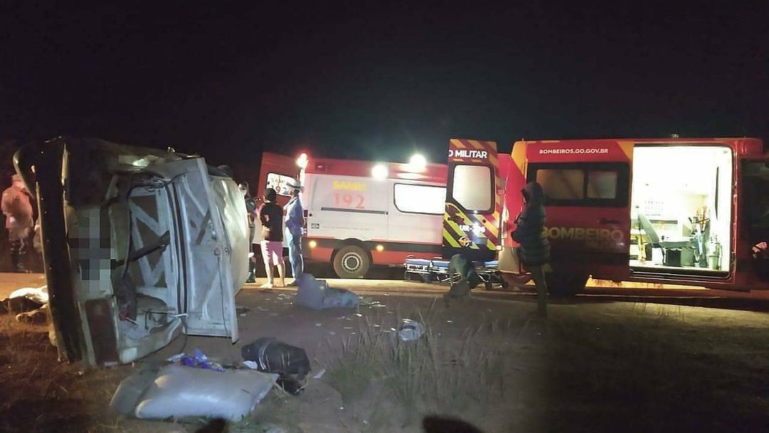 O motorista de um carro morreu depois que o veículo que ele dirigia capotou na GO-116, em Formosa, na região do Entorno do Distrito Federal. (Foto: divulgação/Corpo de Bombeiros)