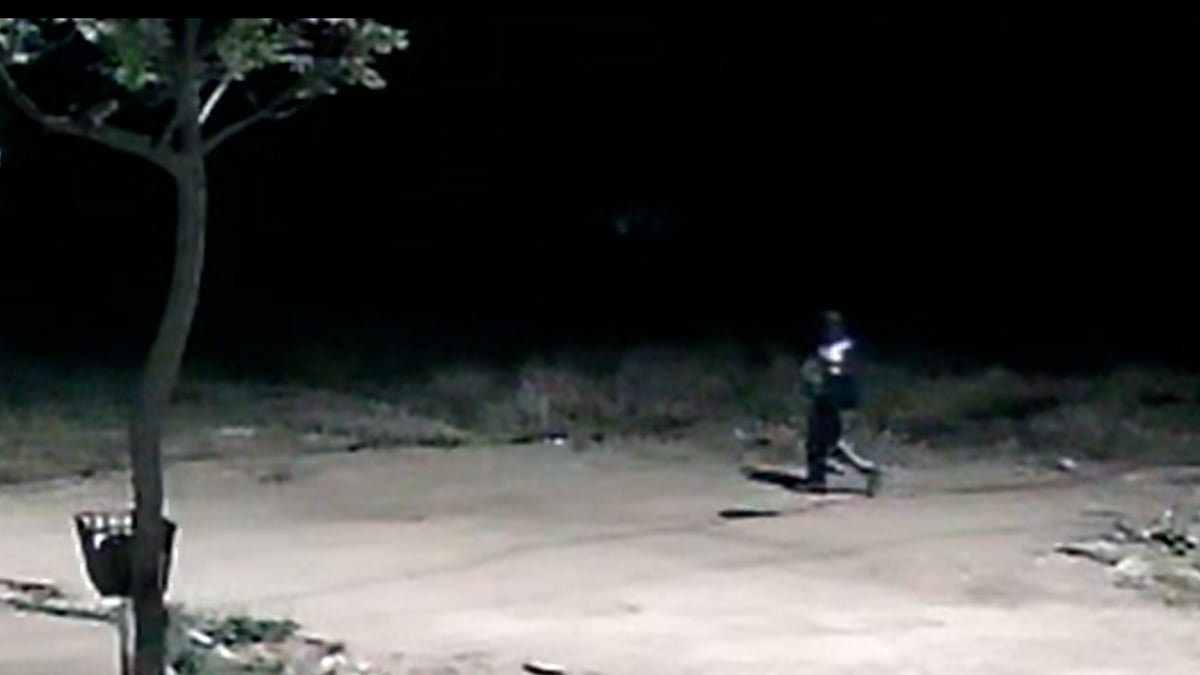 Câmeras de segurança flagraram Lázaro Barbosa caminhando com arma em punho (Foto: Reprodução)