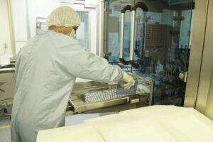 Fiocruz inicia envase do primeiro lote de IFA da vacina Covid-19 (Foto: Bio-Manguinhos/Fio Cruz)