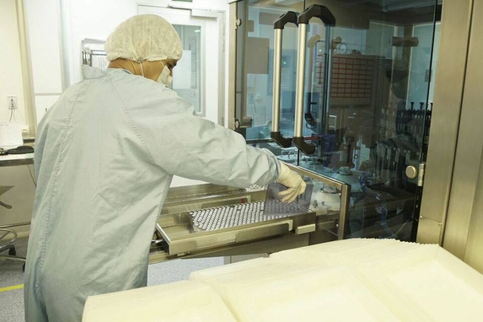 Fiocruz inicia envase do primeiro lote de IFA da vacina Covid-19 (Foto: Bio-Manguinhos/Fio Cruz)