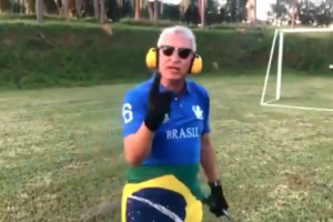 Trecho de vídeo em que José Sabatini ameaça ex-presidente Lula (PT) enquanto dá tiros - Reprodução