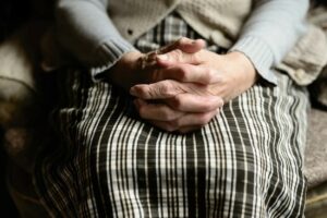 Sesc Go realiza webinar Violetas contra a Violência, falando sobre a violência contra idosos