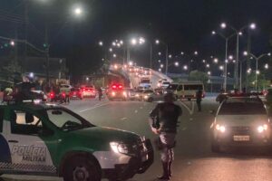 Durante a noite, polícia montou barreiras de fiscalização em Manaus, enquanto atentados continuavam acontecendo. — Foto: Carolina Diniz/Rede Amazônica