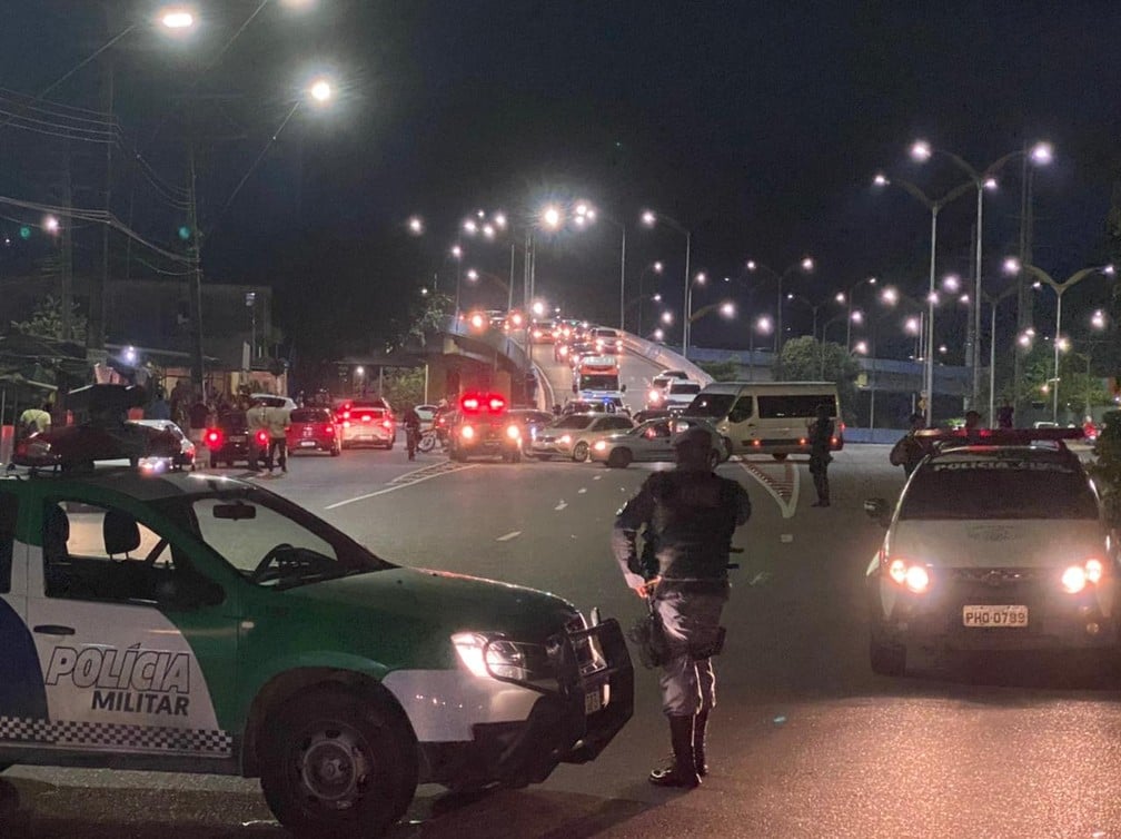 Durante a noite, polícia montou barreiras de fiscalização em Manaus, enquanto atentados continuavam acontecendo. — Foto: Carolina Diniz/Rede Amazônica