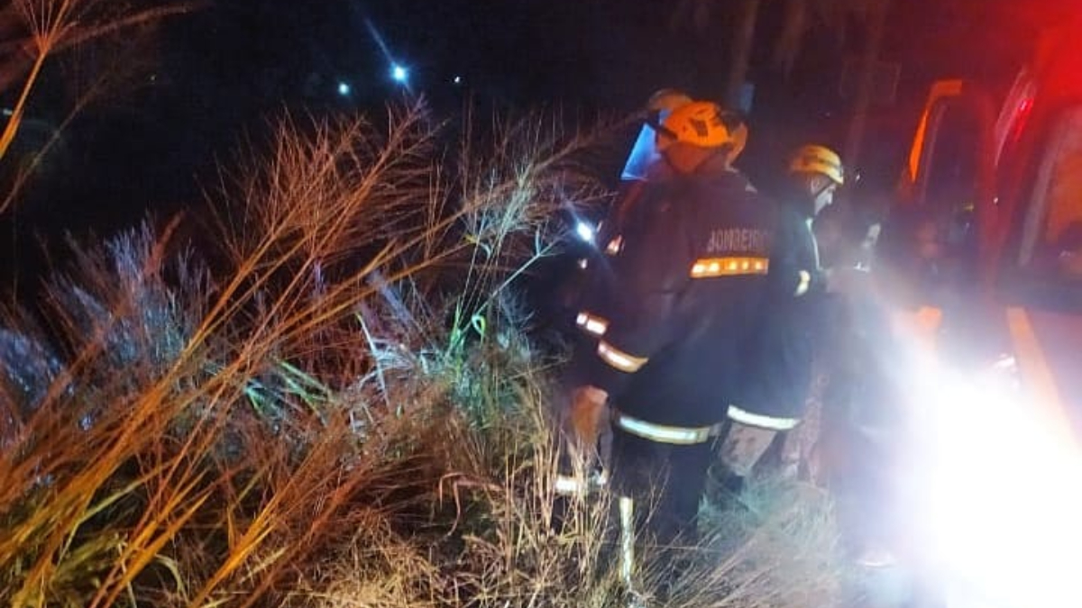 Um motorista de 27 anos e uma passageira, de 20, ficaram feridos após um capotamento na BR-020, na cidade de Formosa
