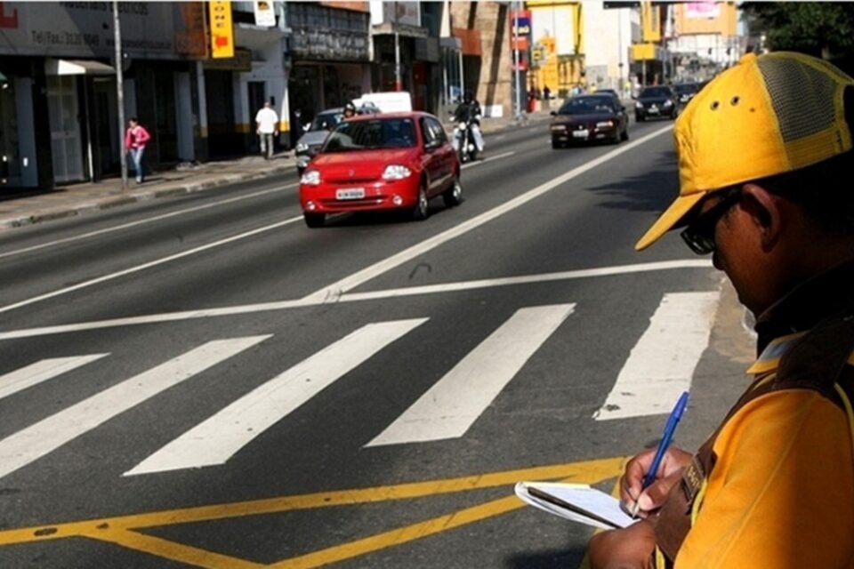 É possível trocar uma multa de trânsito por uma advertência? Entenda Possibilidade geralmente se aplica a infrações menores