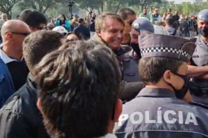 Promotoria vai investigar líderes de motociata com Bolsonaro em SP por falta de máscaras