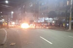 Um adolescente de 16 anos foi baleado na noite desta quarta-feira (9), no morro São João, no bairro do Engenho Novo, vizinho a - Adolescente é baleado em favela vizinha onde Kathlen foi morta, no Rio