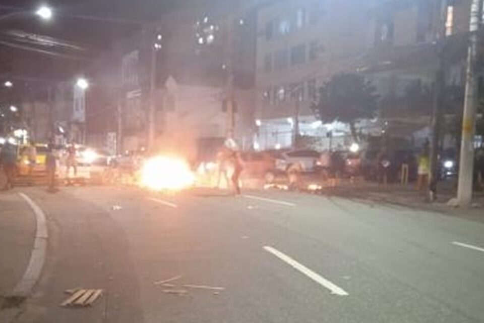 Um adolescente de 16 anos foi baleado na noite desta quarta-feira (9), no morro São João, no bairro do Engenho Novo, vizinho a - Adolescente é baleado em favela vizinha onde Kathlen foi morta, no Rio