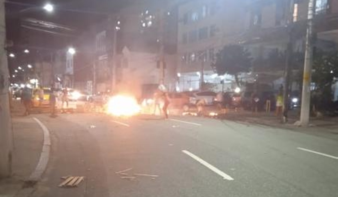 Um adolescente de 16 anos foi baleado na noite desta quarta-feira (9), no morro São João, no bairro do Engenho Novo, vizinho a - Adolescente é baleado em favela vizinha onde Kathlen foi morta, no Rio