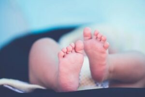 Uma recém-nascida precisou levar 13 pontos após sofrer um corte profundo no rosto durante uma cesárea de emergência, em Denver, - Bebê tem corte no rosto em cesárea de emergência e leva 13 pontos, nos EUA