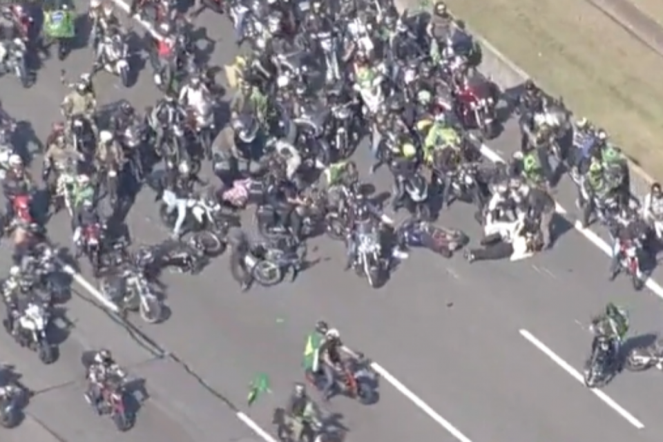 Duas motos bateram e causaram um acidente na "motociata" em apoio ao presidente Jair Bolsonaro. Na colisão, pessoas e outras motos foram derrubadas. (Foto: reprodução)
