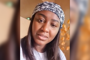 Juliane Ferraz afirma que quando isso aconteceu, um senhora branca passou e o alarme apitou. Porém, ela sequer foi parada