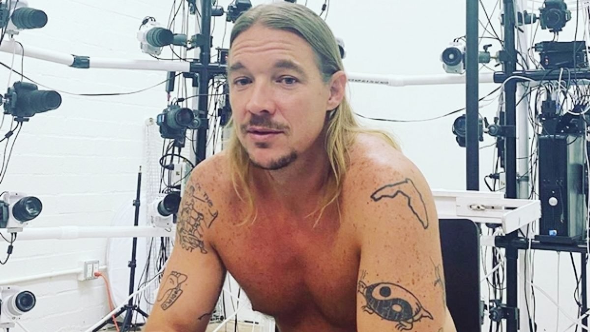 Cantor afirma em entrevista que está aberto a namorar homens Diplo diz que já recebeu sexo oral de um homem, mas que não se define como gay