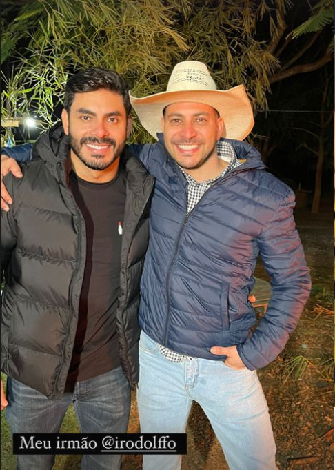 Ex-BBBs Rodolffo e Caio Afiune curtem festa junina juntos; fotos