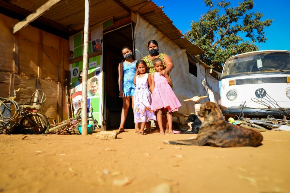 A família de Alessandra faz parte de uma das 700 que vivem no Alto da Boa Vista, em Aparecida (Foto: Jucimar de Sousa)