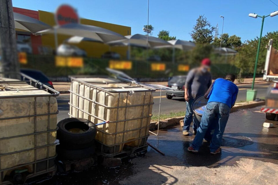 Fiscalização desativou um lava jato que estava realizando o descarte irregular de água sem tratamento, no Córrego Cascavel