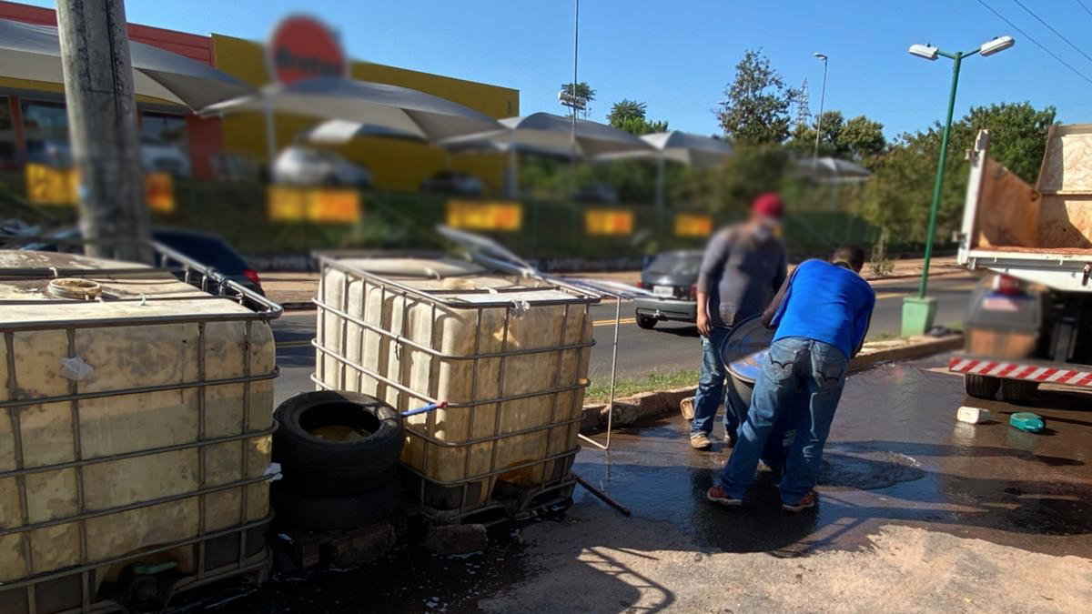 Fiscalização desativou um lava jato que estava realizando o descarte irregular de água sem tratamento, no Córrego Cascavel