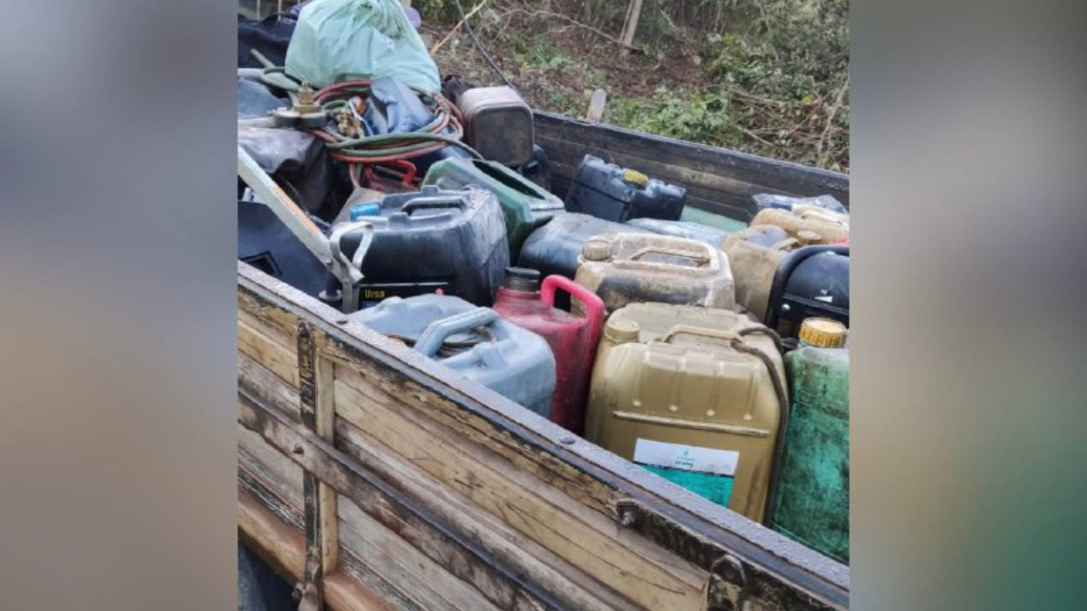 Vídeo mostra um dos homens suspeitos de furtar combustível levando diversos galões, em Jaraguá. Crime era cometido por dois homens, já presos