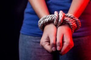 A Polícia Civil prendeu nesta quarta-feira (9) um homem, de 52 anos, suspeito de sequestrar e estuprar uma jovem de 18 anos em Anápolis - Preso suspeito de sequestrar e estuprar jovem ao oferecer falso emprego em Anápolis