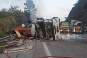 Um acidente na BR-101 deixou quatro mortos na altura de Balneário Camboriú, Santa Catarina, na manhã deste domingo (6). (Foto: divulgação/PRF)