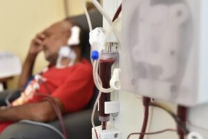 Paciente faz hemodiálise, um dos atendimentos com mais indenizações pendentes no SUS