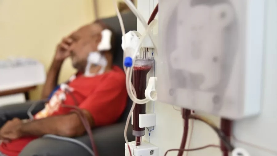 Paciente faz hemodiálise, um dos atendimentos com mais indenizações pendentes no SUS
