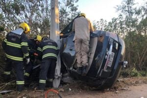 SAÚDE - Homem bate em poste e fica preso às ferragens na avenida Perimentral Norte, em Goiânia