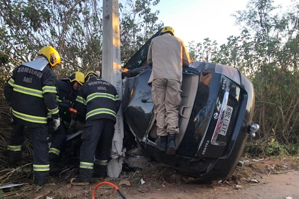 SAÚDE - Homem bate em poste e fica preso às ferragens na avenida Perimentral Norte, em Goiânia