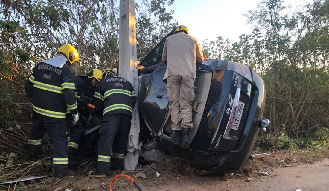 SAÚDE - Homem bate em poste e fica preso às ferragens na avenida Perimentral Norte, em Goiânia