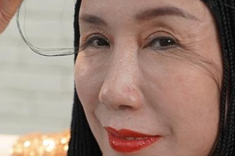 Chinesa bate recorde com cílios de 20 cm, os mais longos do mundo