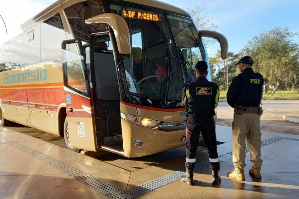 Ônibus com destino a Ceres (Foto: PRF / Divulgação)