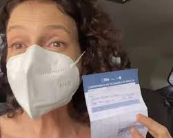 Denise Fraga chora ao tomar vacina: 'viva quem se preocupa com o povo', diz