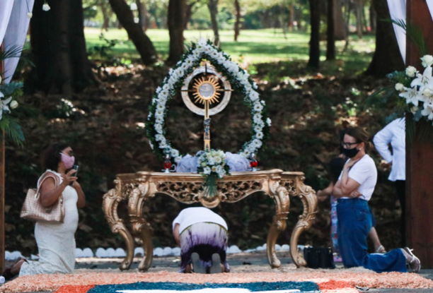 Altar montado no estacionamento da paróquia Nossa Senhora da Assunção (Foto: Divulgação)