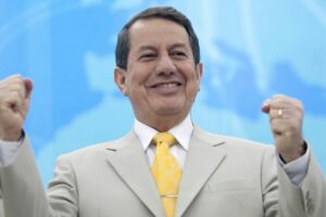 Pastor R.R. Soares é intubado após complicações da Covid-19, diz site; filho nega