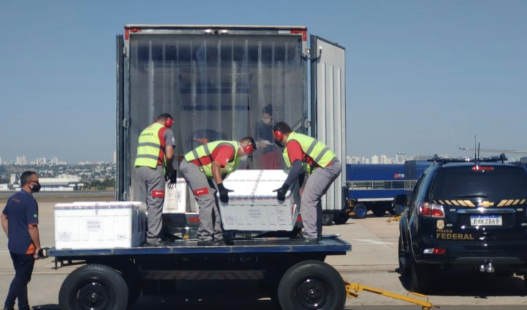 Desembarque de vacinas contra covid-19 no aeroporto de Goiânia (Foto: Governo do Estado)