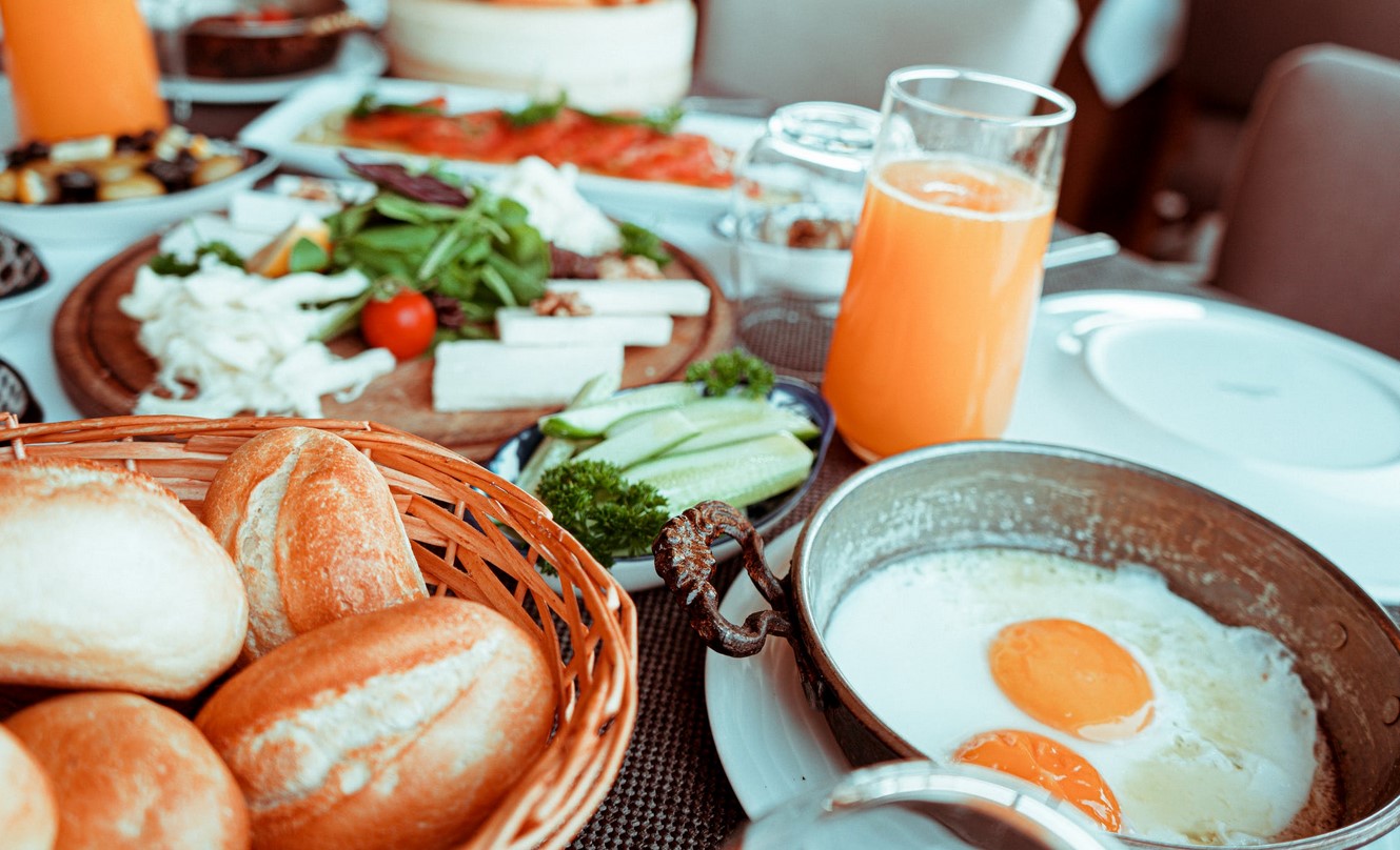 Uber Eats sugere restaurantes com brunch para Dia dos Namorados em Goiânia