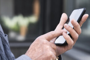 Uma jovem de 26 anos é suspeita de aplicar um golpe contra um idoso, de 61, causando a ele um prejuízo de cerca de R$ 15 mil, em Goiânia