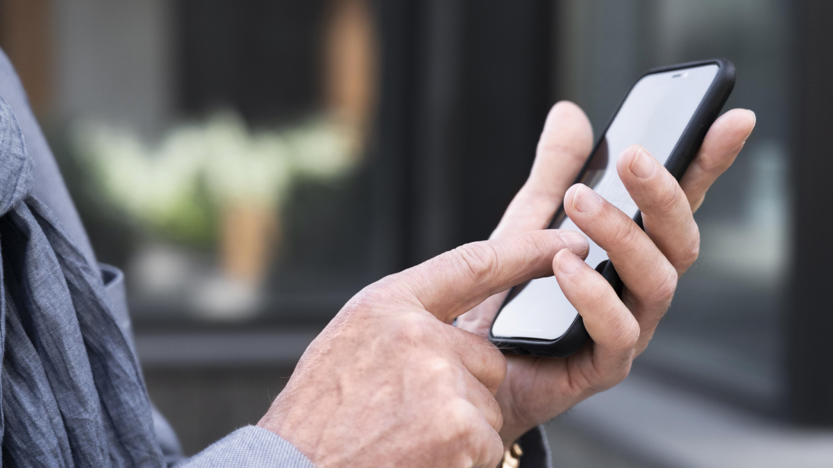 Uma jovem de 26 anos é suspeita de aplicar um golpe contra um idoso, de 61, causando a ele um prejuízo de cerca de R$ 15 mil, em Goiânia