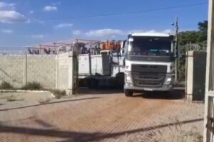 Duas das quatro novas subestações móveis de energia chegam a Goiás (Foto: Enel)